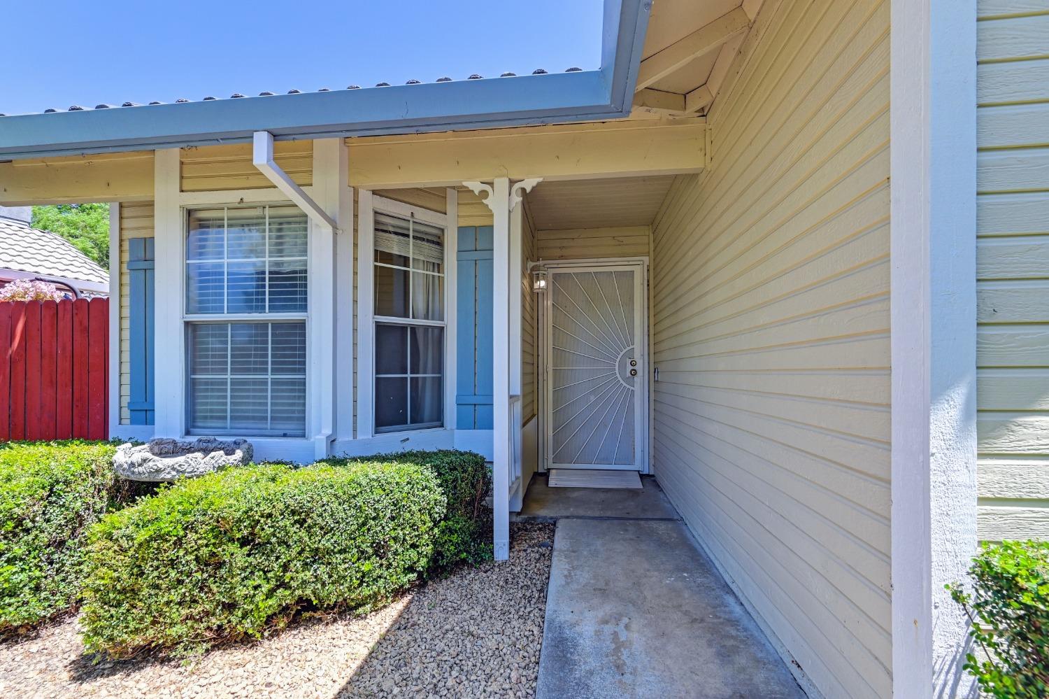 Detail Gallery Image 4 of 39 For 8211 Montreux Way, Sacramento,  CA 95828 - 3 Beds | 2 Baths