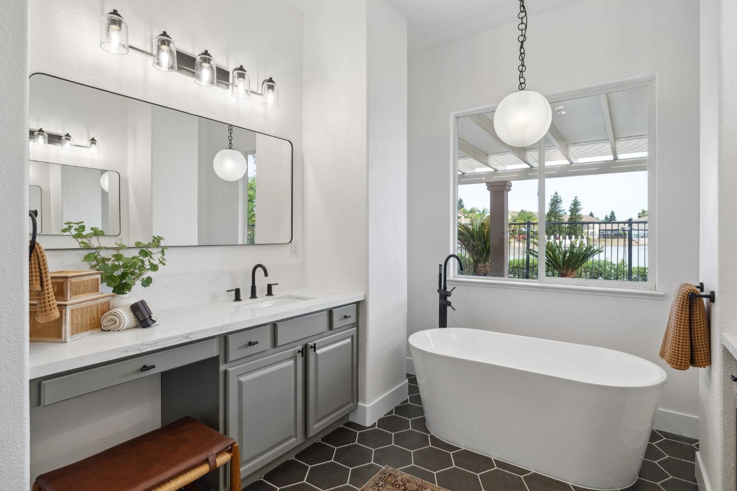 Detail Gallery Image 17 of 33 For 261 Vista Creek Cir, Sacramento,  CA 95835 - 5 Beds | 3/1 Baths