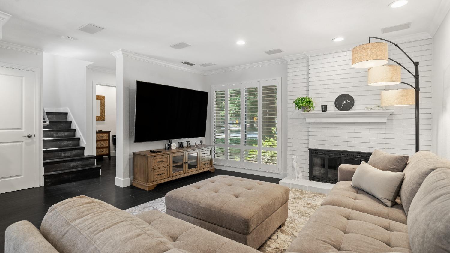 Elmhurst Circle, Sacramento, California image 9