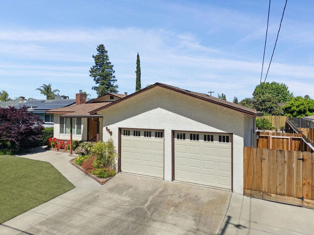 Detail Gallery Image 1 of 27 For 990 E C St, Oakdale,  CA 95361 - 3 Beds | 2 Baths