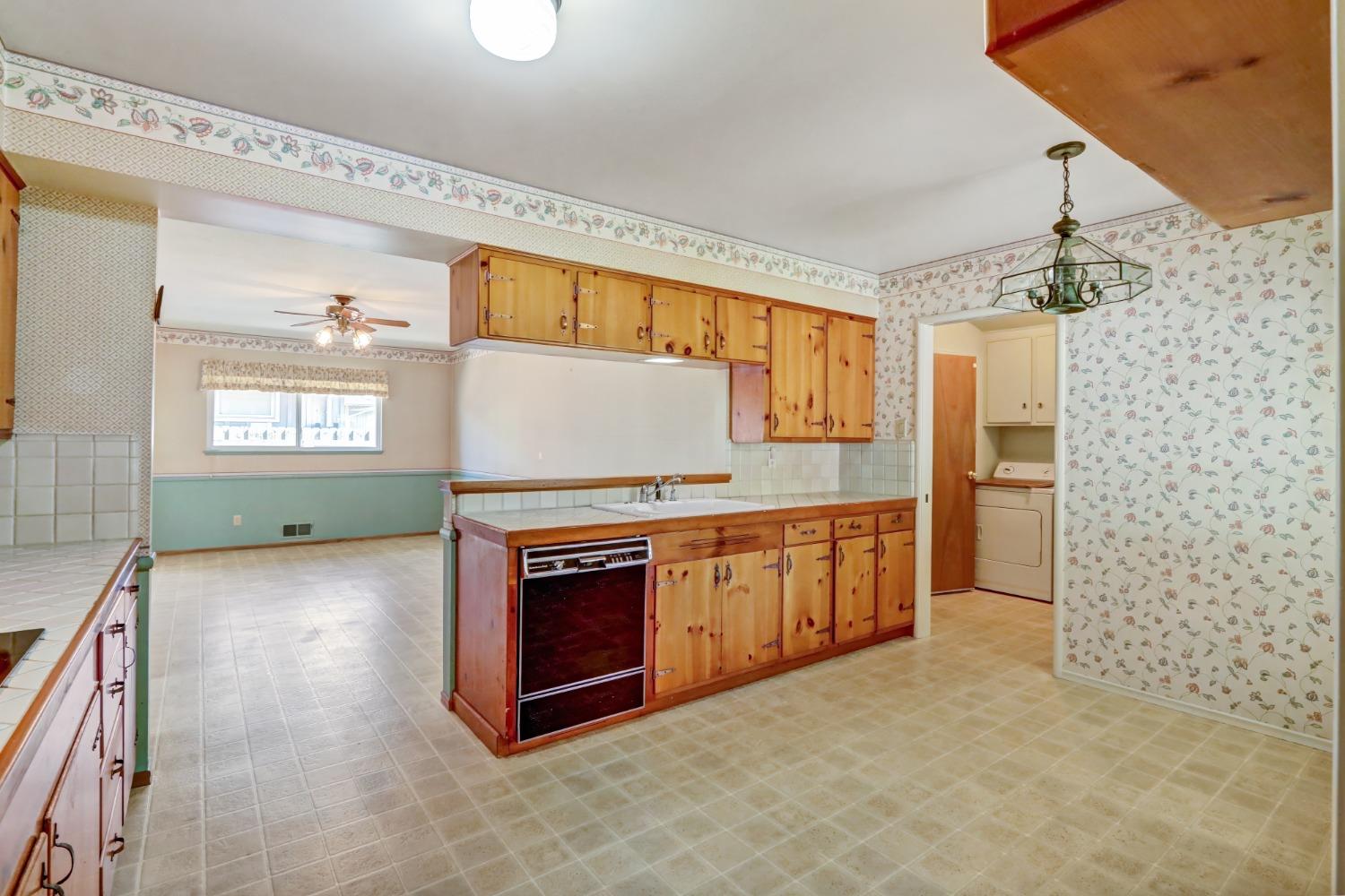 Detail Gallery Image 9 of 27 For 4767 Bowerwood Dr, Carmichael,  CA 95608 - 3 Beds | 2 Baths