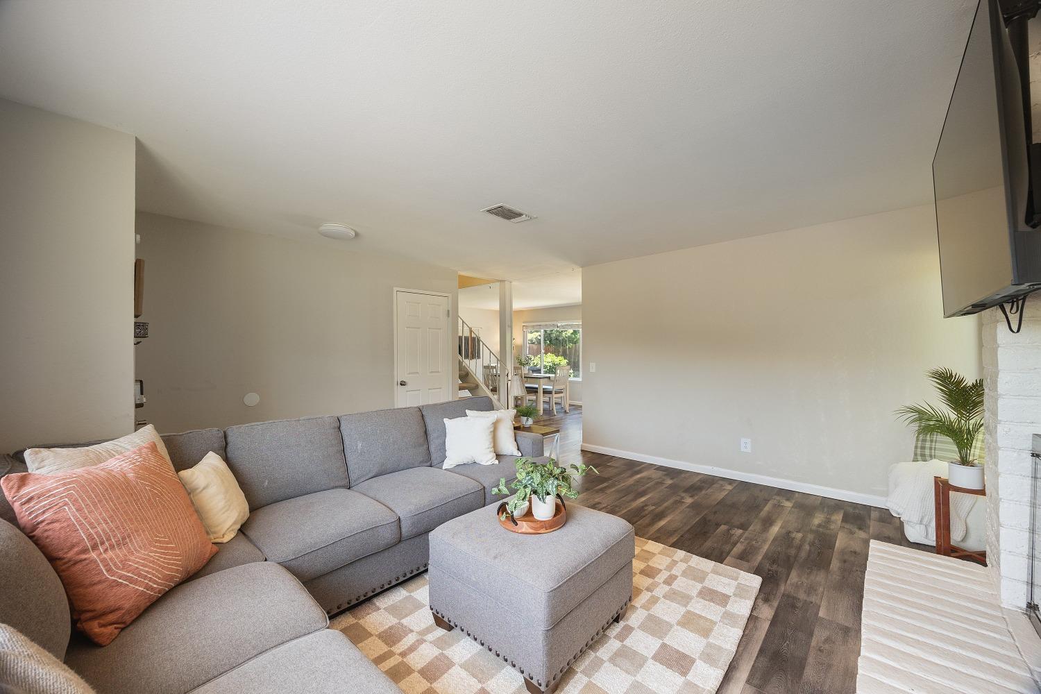 Detail Gallery Image 5 of 33 For 7055 Woodrick Way, Sacramento,  CA 95842 - 4 Beds | 2/1 Baths