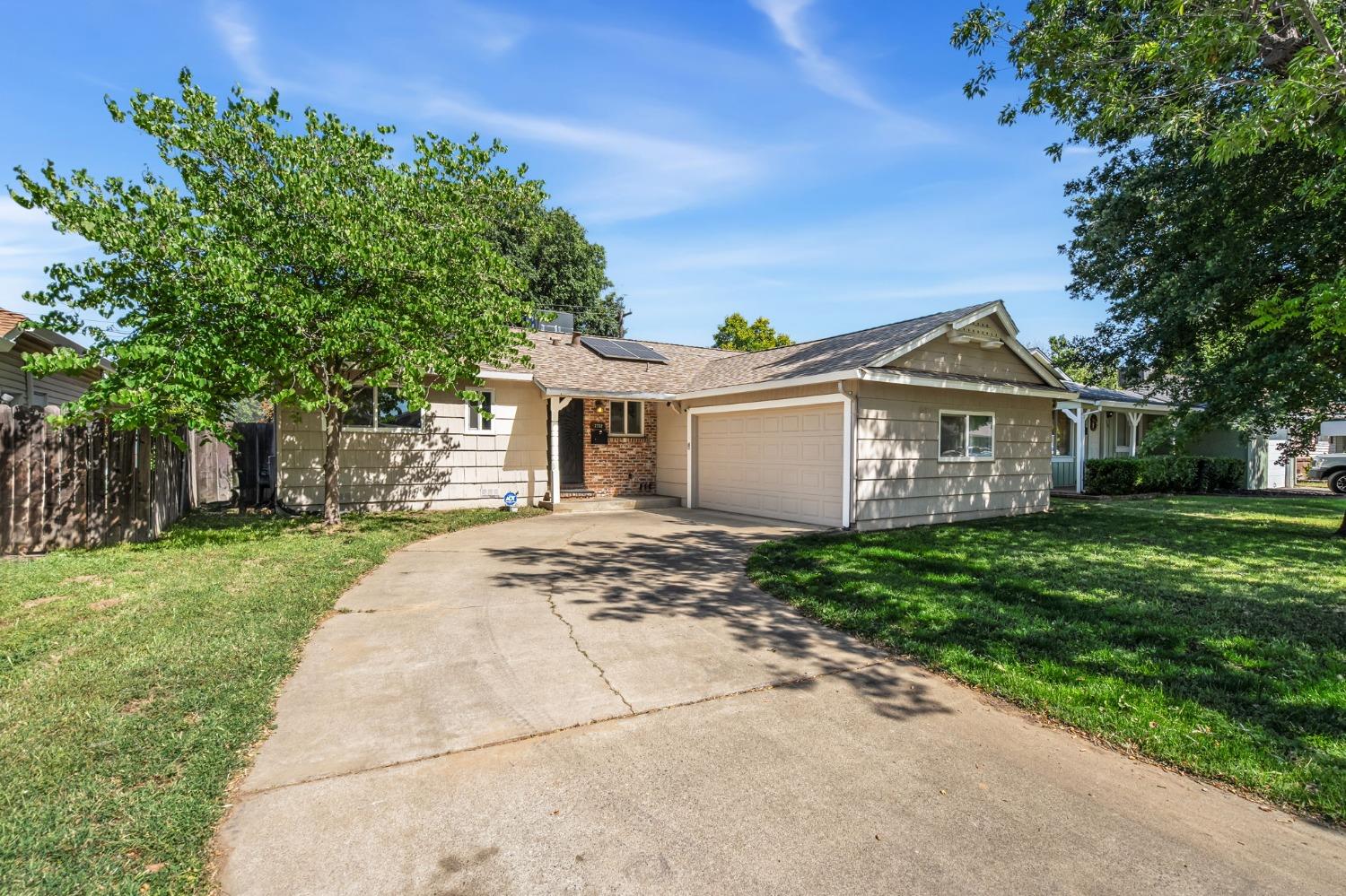 Detail Gallery Image 1 of 33 For 2732 Northglen St, Sacramento,  CA 95833 - 3 Beds | 2 Baths