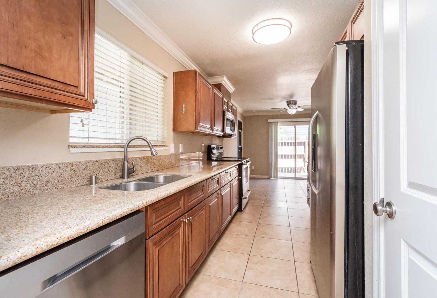 Detail Gallery Image 13 of 32 For 7042 Van Maren Ln, Citrus Heights,  CA 95621 - 3 Beds | 1/1 Baths