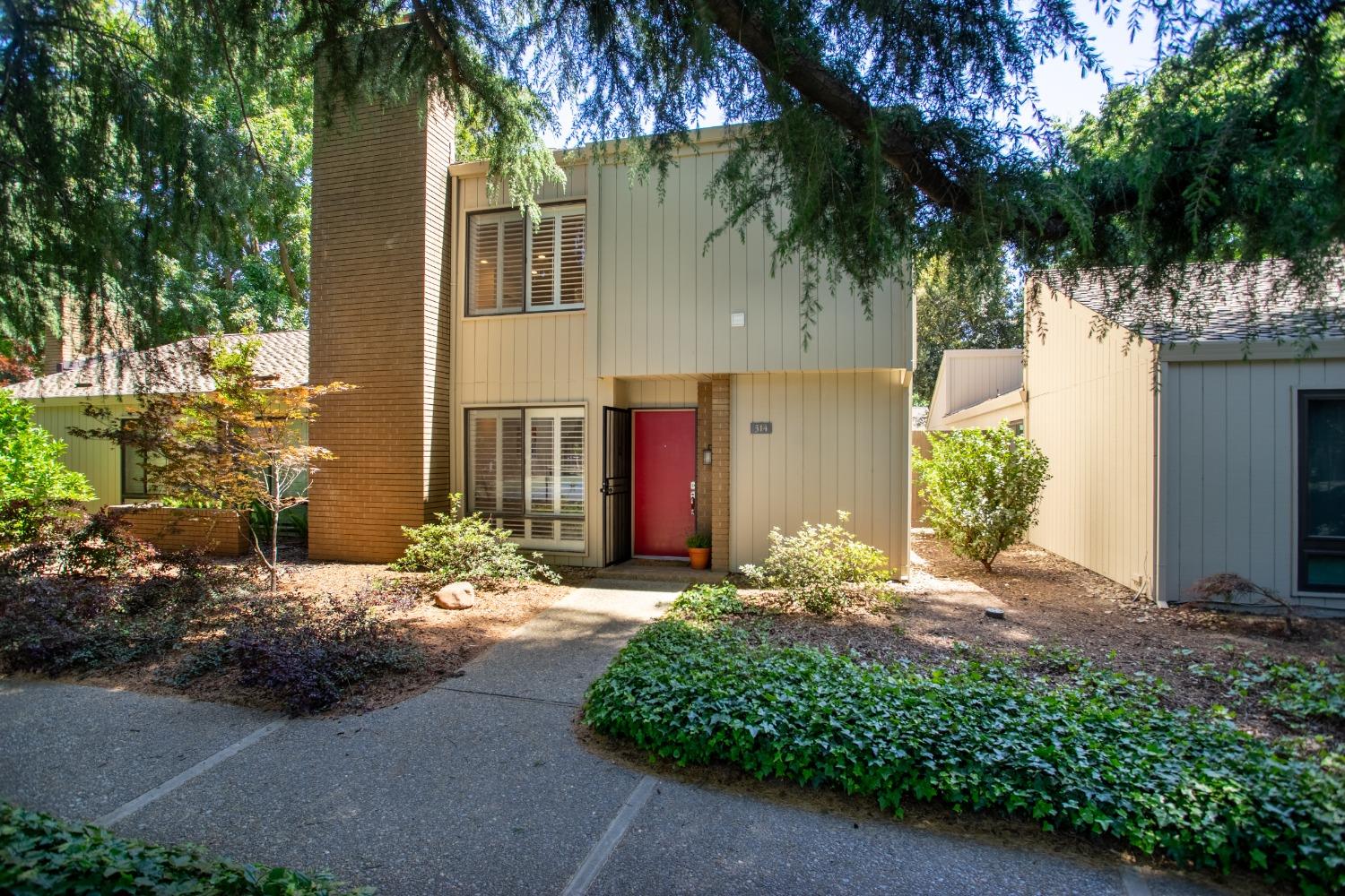 Elmhurst Circle, Sacramento, California image 2