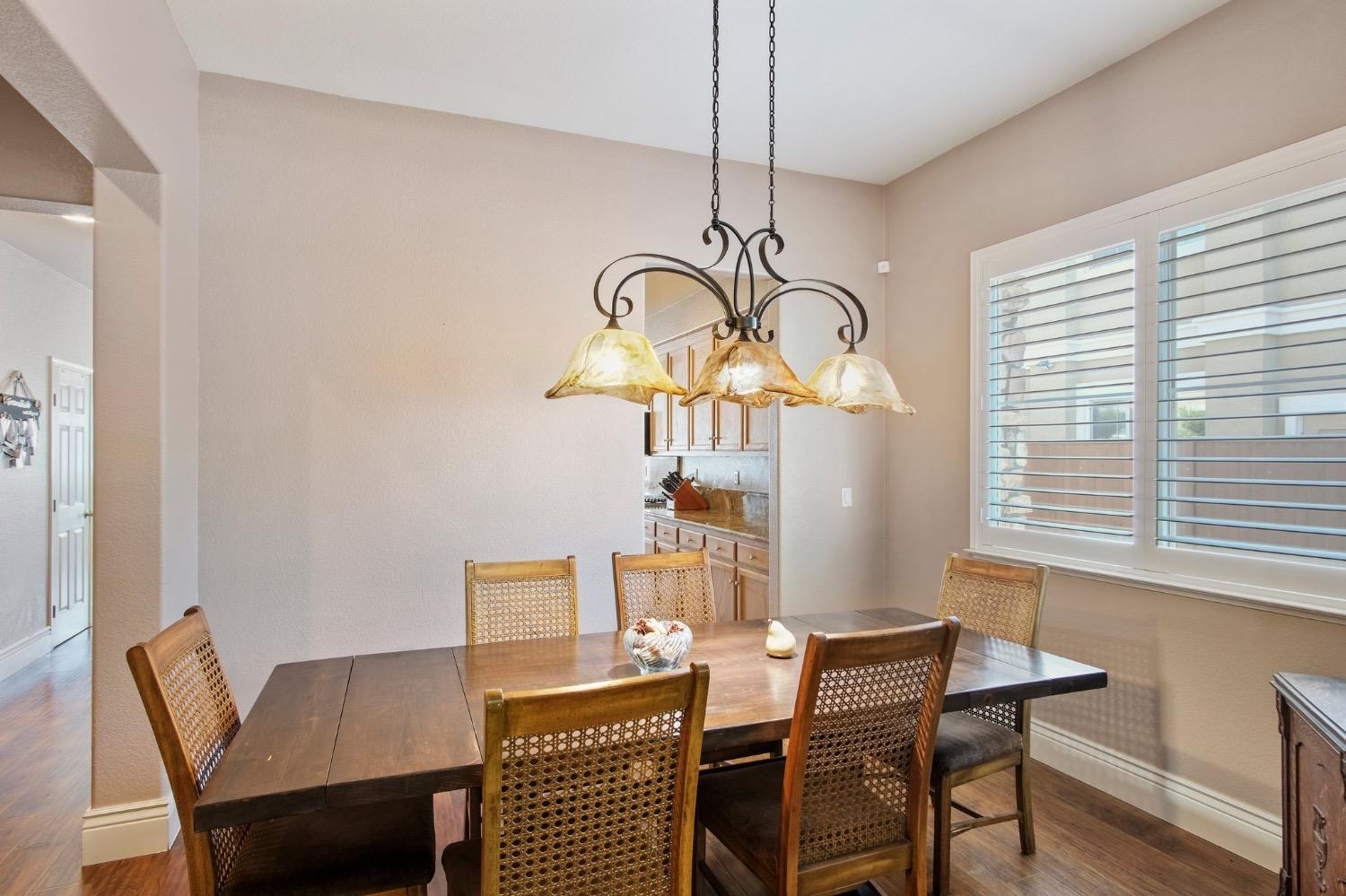 Detail Gallery Image 4 of 19 For 561 Branding Iron St, Oakdale,  CA 95361 - 3 Beds | 3 Baths