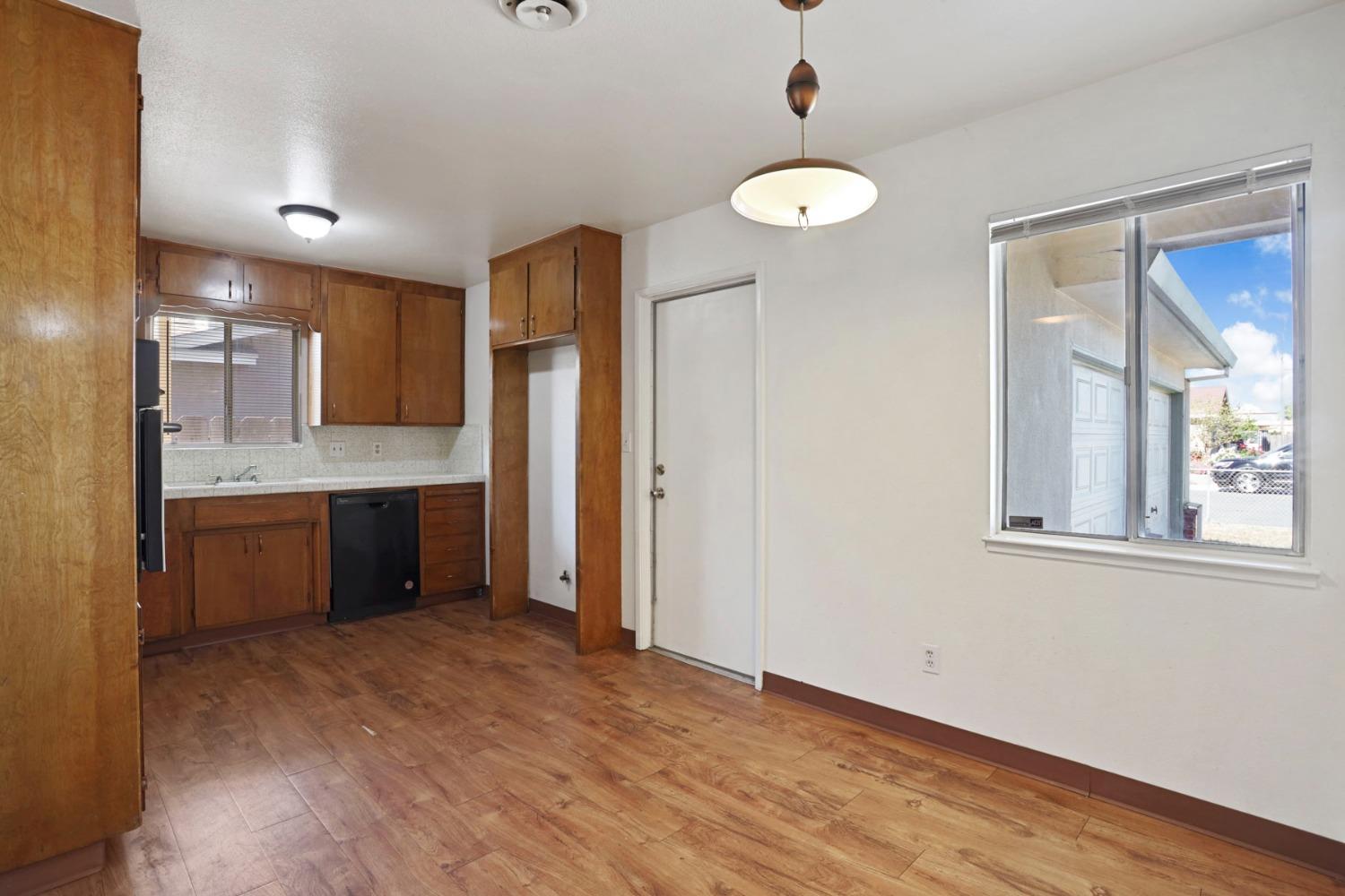 Detail Gallery Image 6 of 33 For 1806 Larkspur Ln, Ceres,  CA 95307 - 3 Beds | 2 Baths
