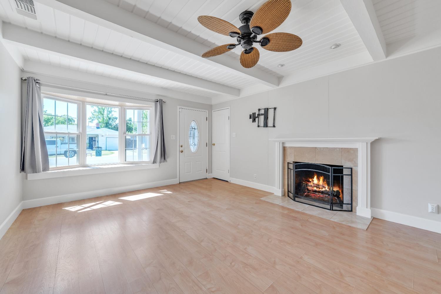 Detail Gallery Image 6 of 25 For 2124 Byron Rd, Sacramento,  CA 95825 - 2 Beds | 1 Baths