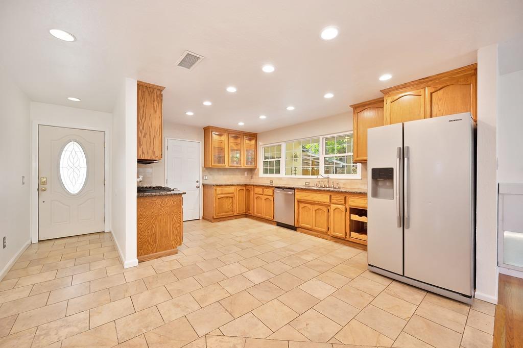 Detail Gallery Image 5 of 31 For 5349 Mcmillan Dr, Fair Oaks,  CA 95628 - 3 Beds | 2 Baths