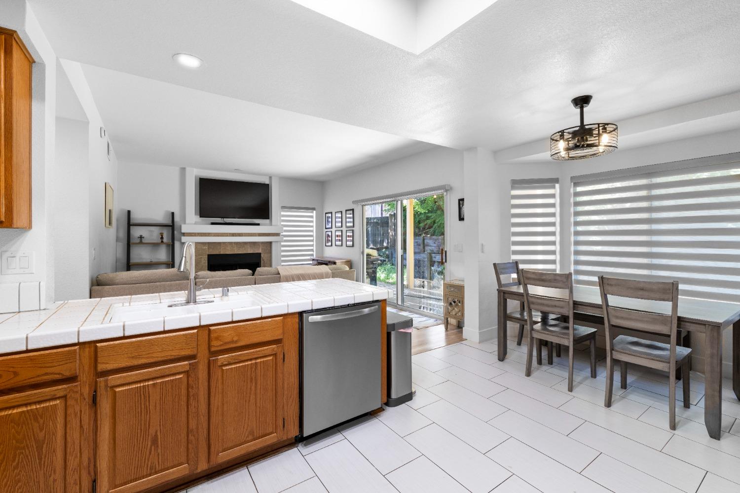 Detail Gallery Image 10 of 22 For 5651 Blackrock Rd, Rocklin,  CA 95765 - 5 Beds | 3 Baths