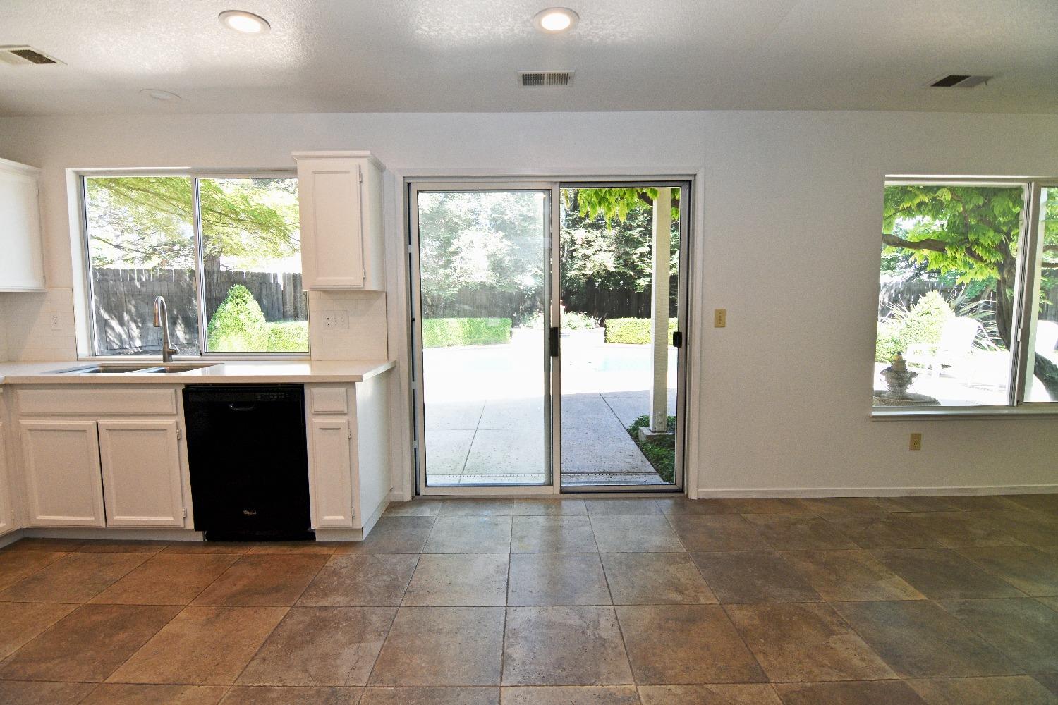 Detail Gallery Image 9 of 46 For 1070 Button Ct, Turlock,  CA 95382 - 5 Beds | 3 Baths