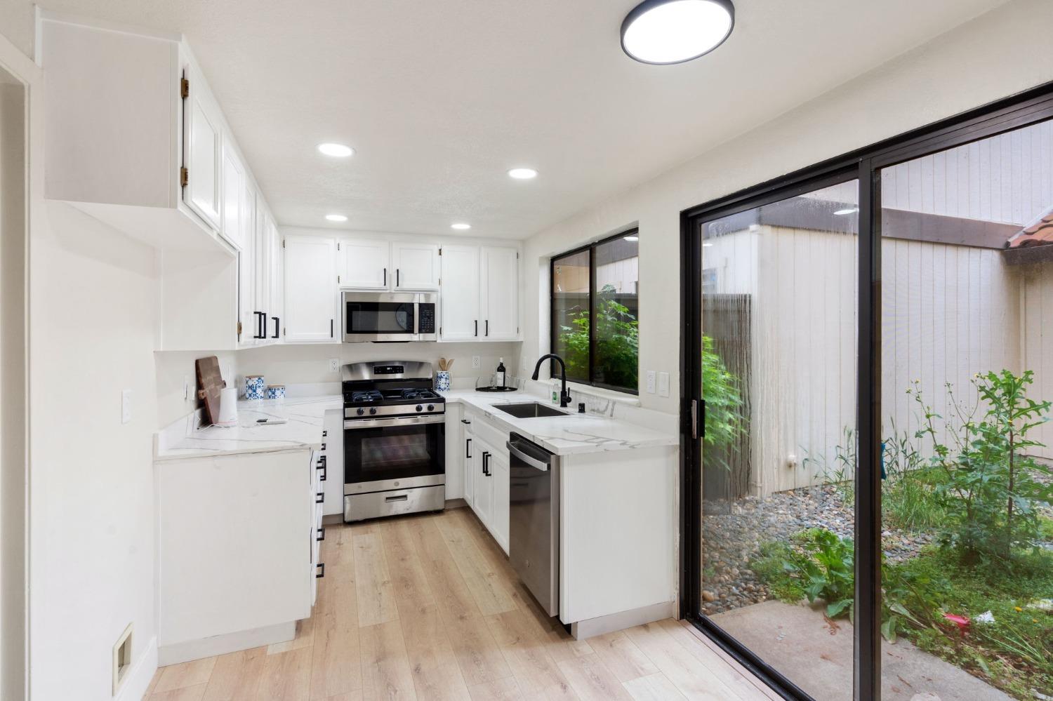 Detail Gallery Image 8 of 25 For 6872 Calvine Rd, Sacramento,  CA 95823 - 3 Beds | 2/1 Baths