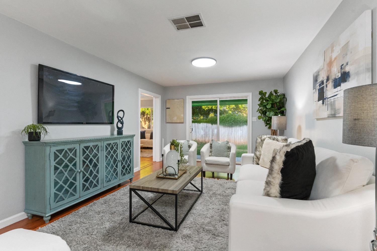 Detail Gallery Image 4 of 39 For 7477 21st St, Sacramento,  CA 95822 - 3 Beds | 2 Baths