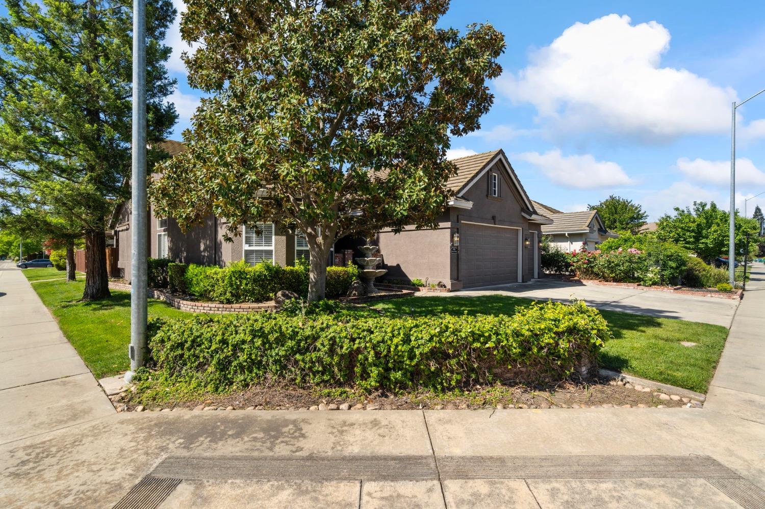 Detail Gallery Image 3 of 49 For 2920 Heritage Oak Way, Lodi,  CA 95242 - 3 Beds | 2 Baths