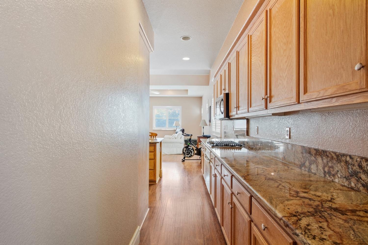 Detail Gallery Image 5 of 19 For 561 Branding Iron St, Oakdale,  CA 95361 - 3 Beds | 3 Baths
