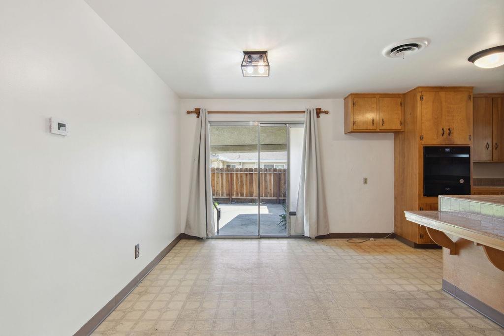 Detail Gallery Image 6 of 27 For 990 E C St, Oakdale,  CA 95361 - 3 Beds | 2 Baths