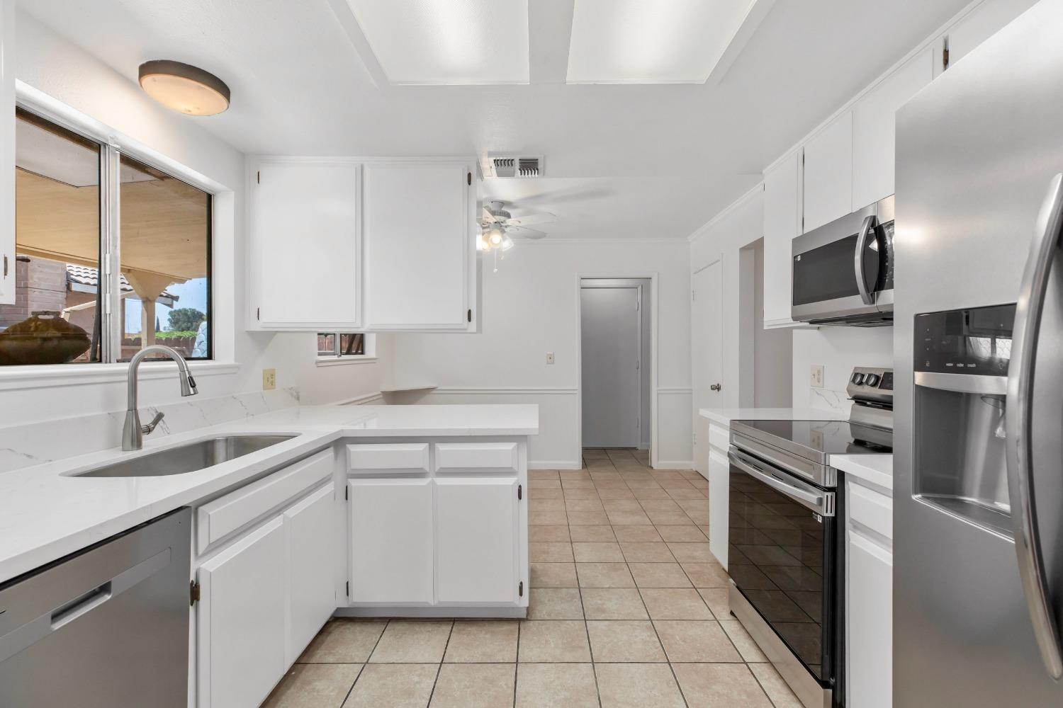 Detail Gallery Image 9 of 42 For 766 Meadowlark Ave, Los Banos,  CA 93635 - 3 Beds | 2 Baths