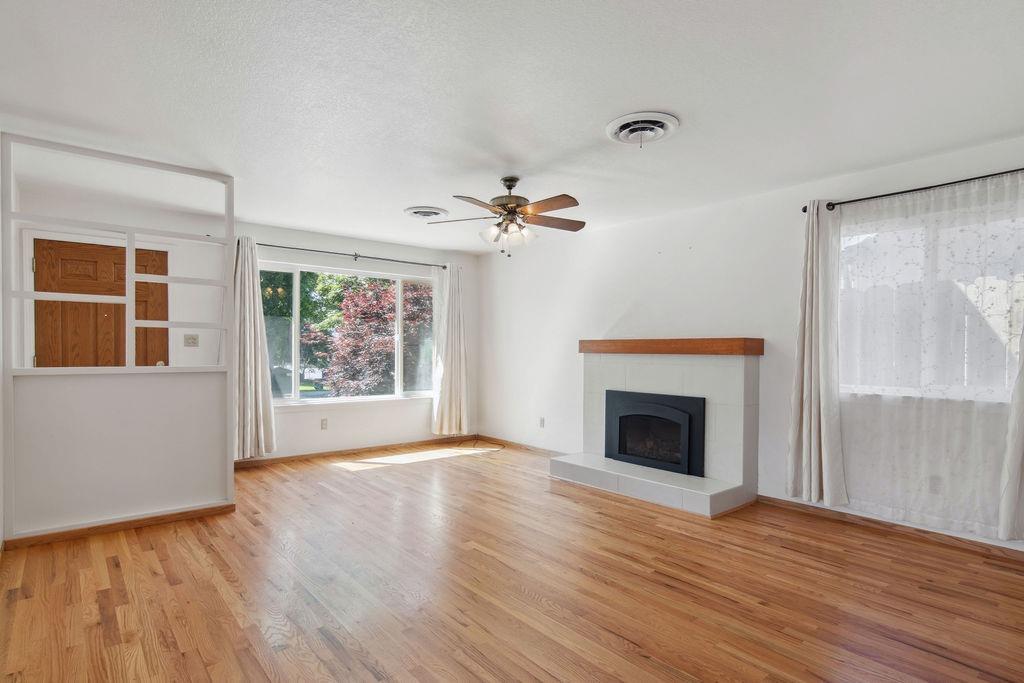 Detail Gallery Image 3 of 27 For 990 E C St, Oakdale,  CA 95361 - 3 Beds | 2 Baths