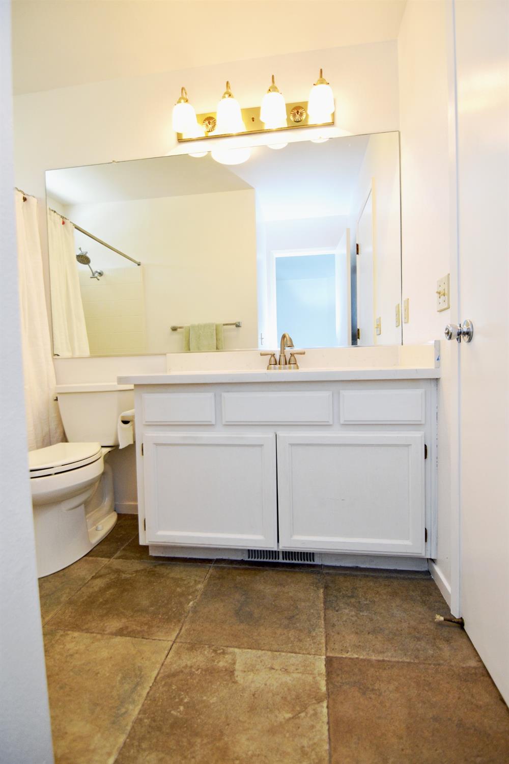 Detail Gallery Image 17 of 46 For 1070 Button Ct, Turlock,  CA 95382 - 5 Beds | 3 Baths