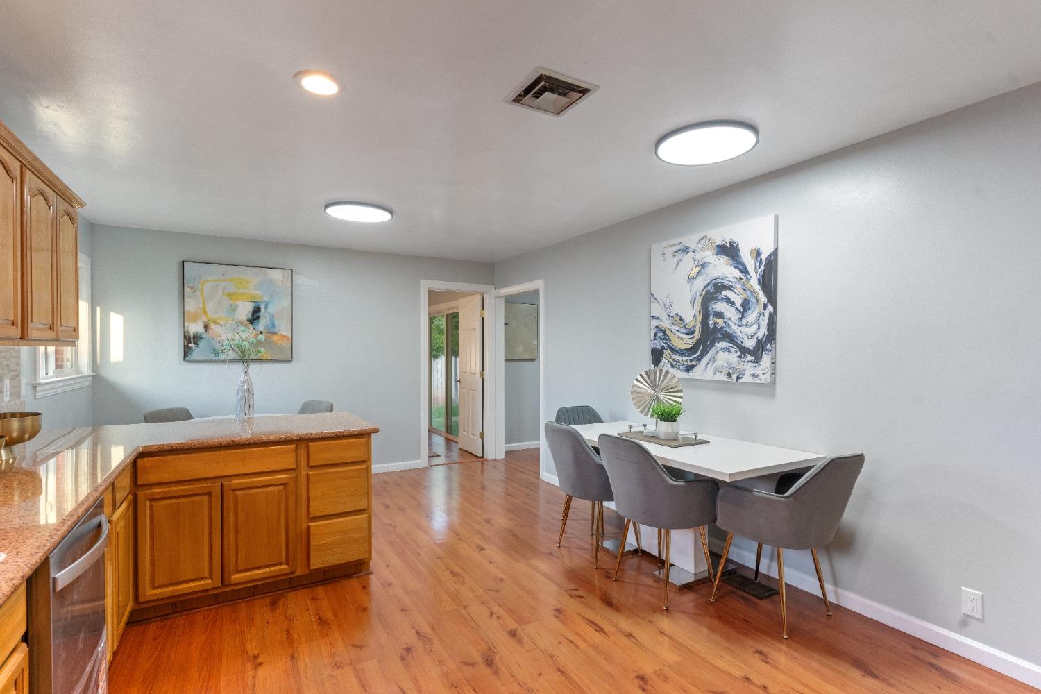 Detail Gallery Image 11 of 39 For 7477 21st St, Sacramento,  CA 95822 - 3 Beds | 2 Baths