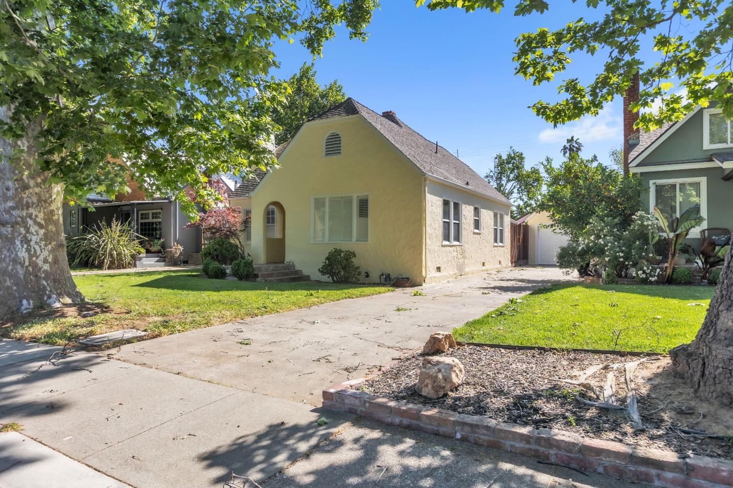 Detail Gallery Image 4 of 42 For 2172 Oakmont St, Sacramento,  CA 95815 - 2 Beds | 1 Baths