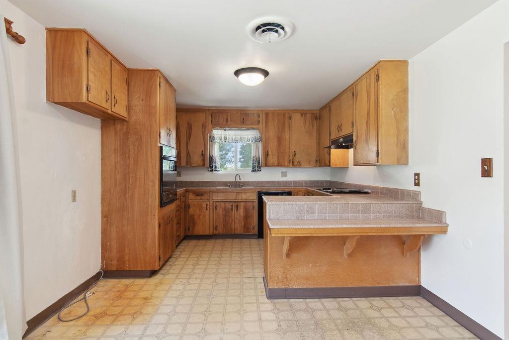 Detail Gallery Image 4 of 27 For 990 E C St, Oakdale,  CA 95361 - 3 Beds | 2 Baths