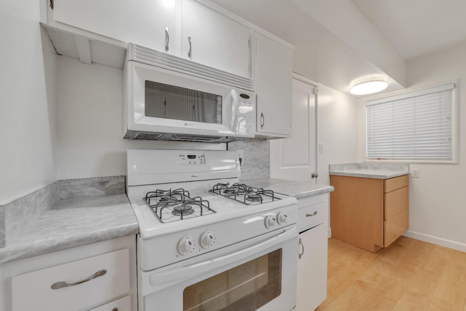 Detail Gallery Image 9 of 25 For 2124 Byron Rd, Sacramento,  CA 95825 - 2 Beds | 1 Baths