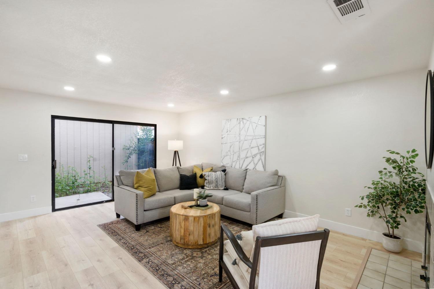 Detail Gallery Image 2 of 24 For 6870 Calvine Rd, Sacramento,  CA 95823 - 3 Beds | 2/1 Baths