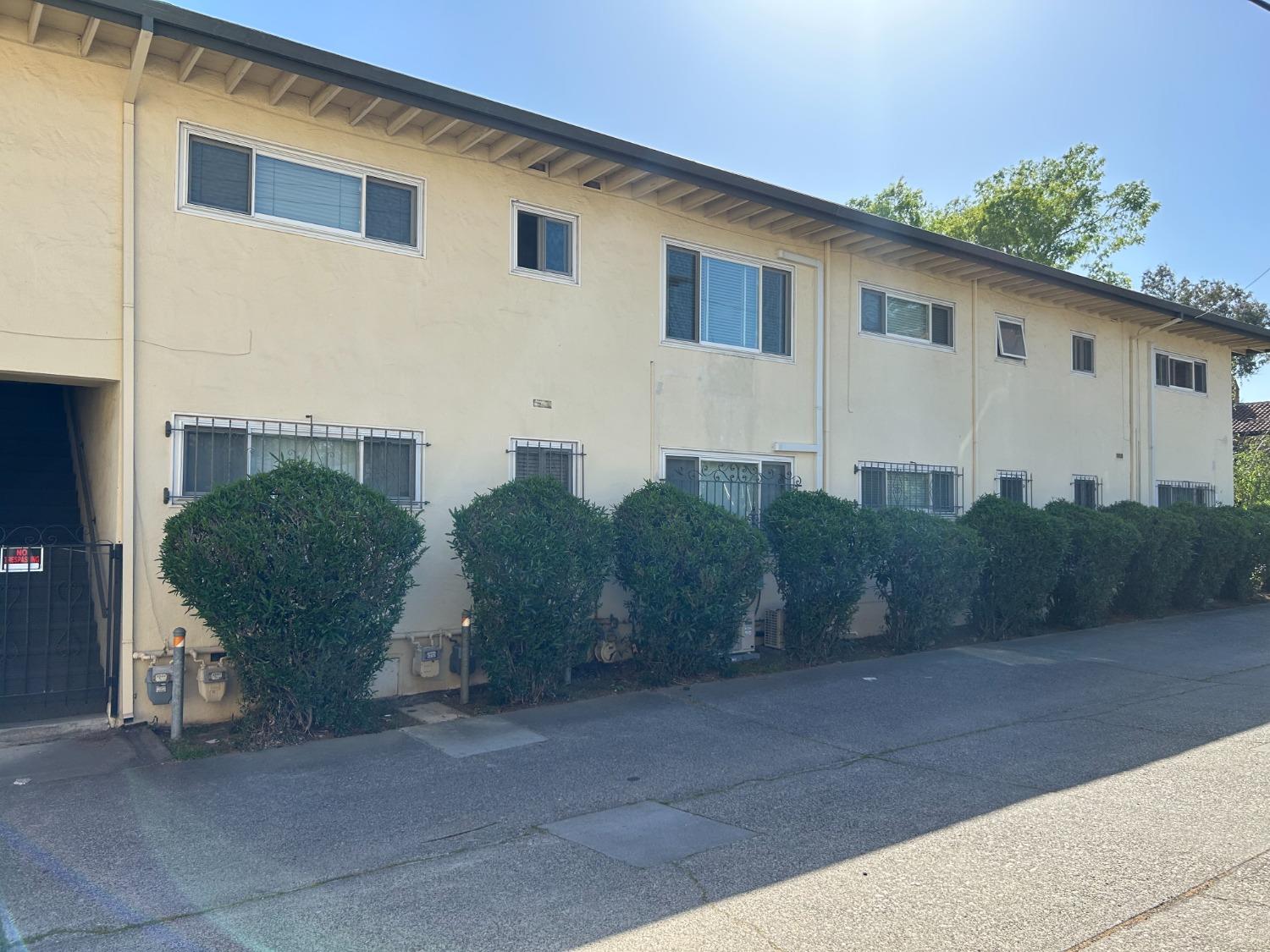 Detail Gallery Image 4 of 6 For 1033 39th St, Sacramento,  CA 95816 - – Beds | – Baths