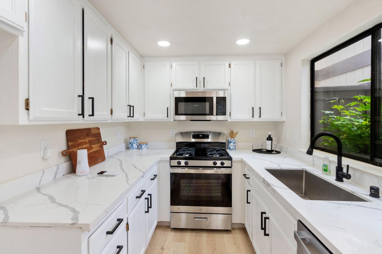 Detail Gallery Image 9 of 25 For 6872 Calvine Rd, Sacramento,  CA 95823 - 3 Beds | 2/1 Baths