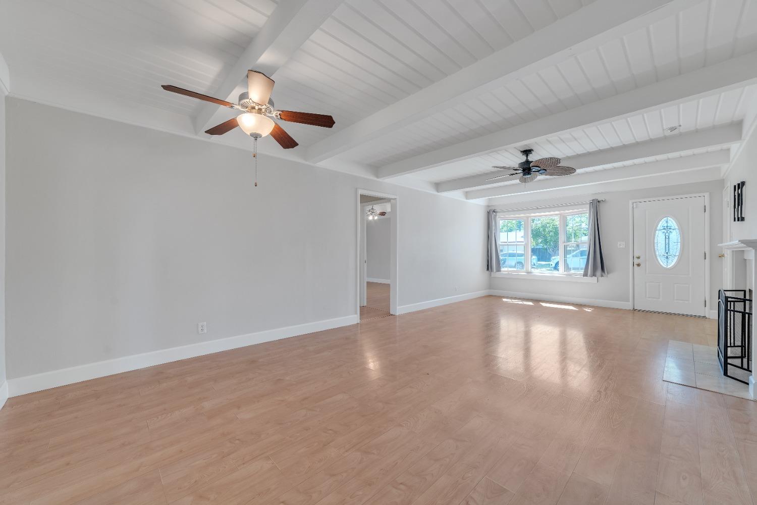 Detail Gallery Image 8 of 25 For 2124 Byron Rd, Sacramento,  CA 95825 - 2 Beds | 1 Baths