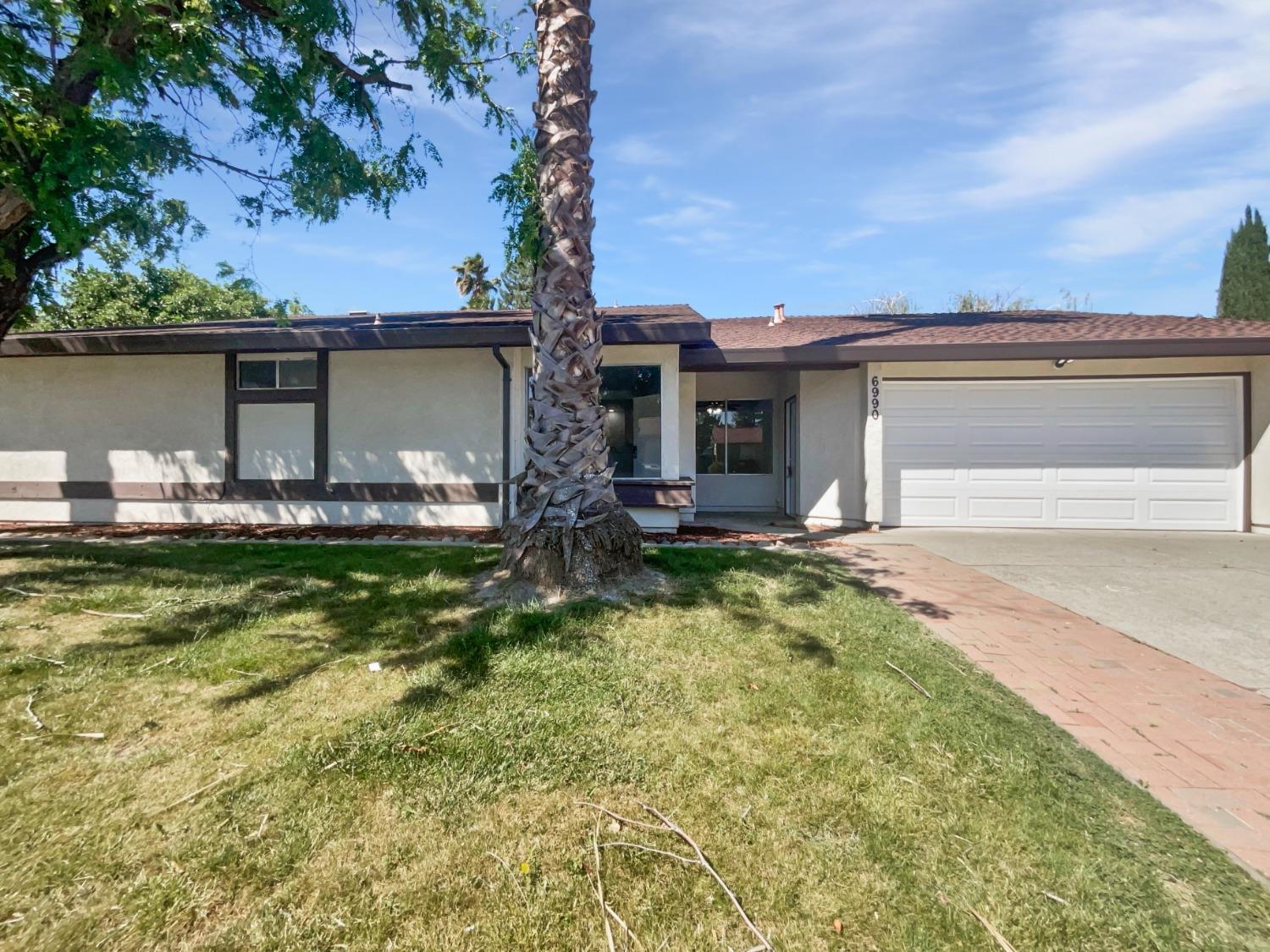 Detail Gallery Image 1 of 25 For 6990 Riverboat Way, Sacramento,  CA 95831 - 2 Beds | 2 Baths