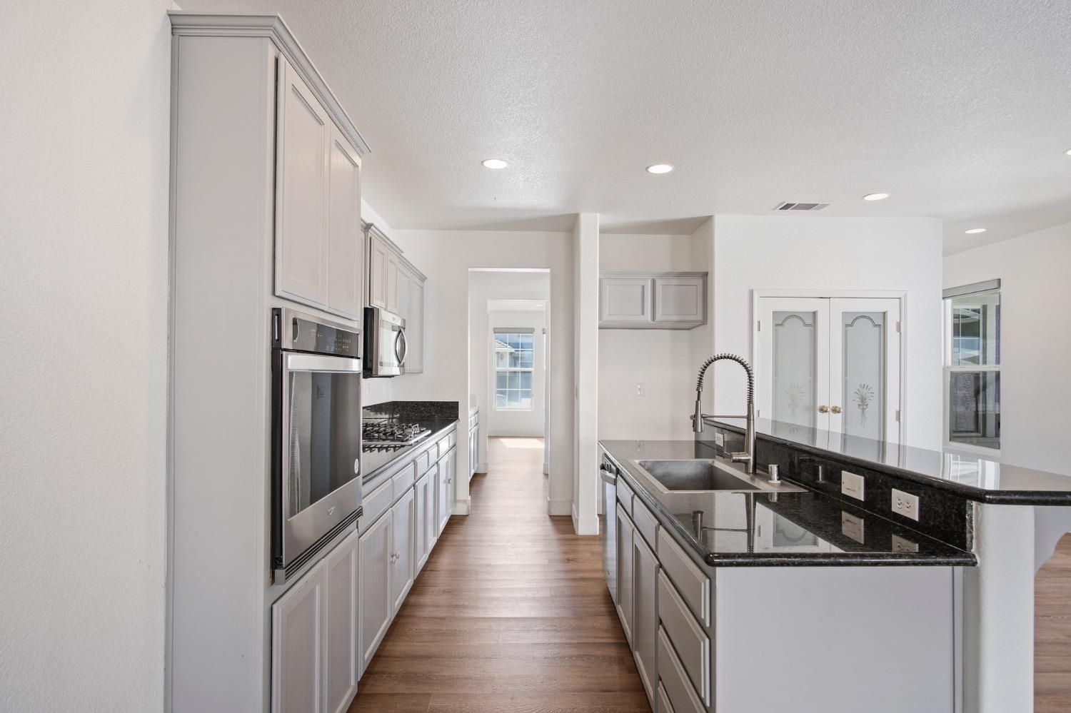 Detail Gallery Image 12 of 36 For 456 Meadow Creek Dr, Patterson,  CA 95363 - 5 Beds | 4/1 Baths