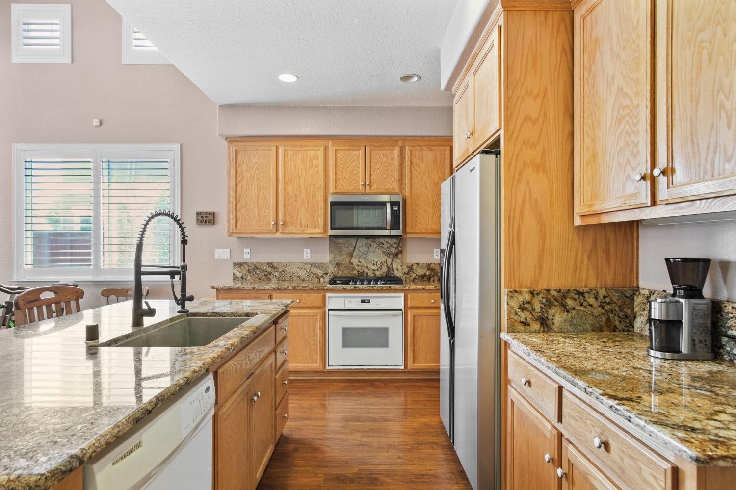 Detail Gallery Image 7 of 19 For 561 Branding Iron St, Oakdale,  CA 95361 - 3 Beds | 3 Baths