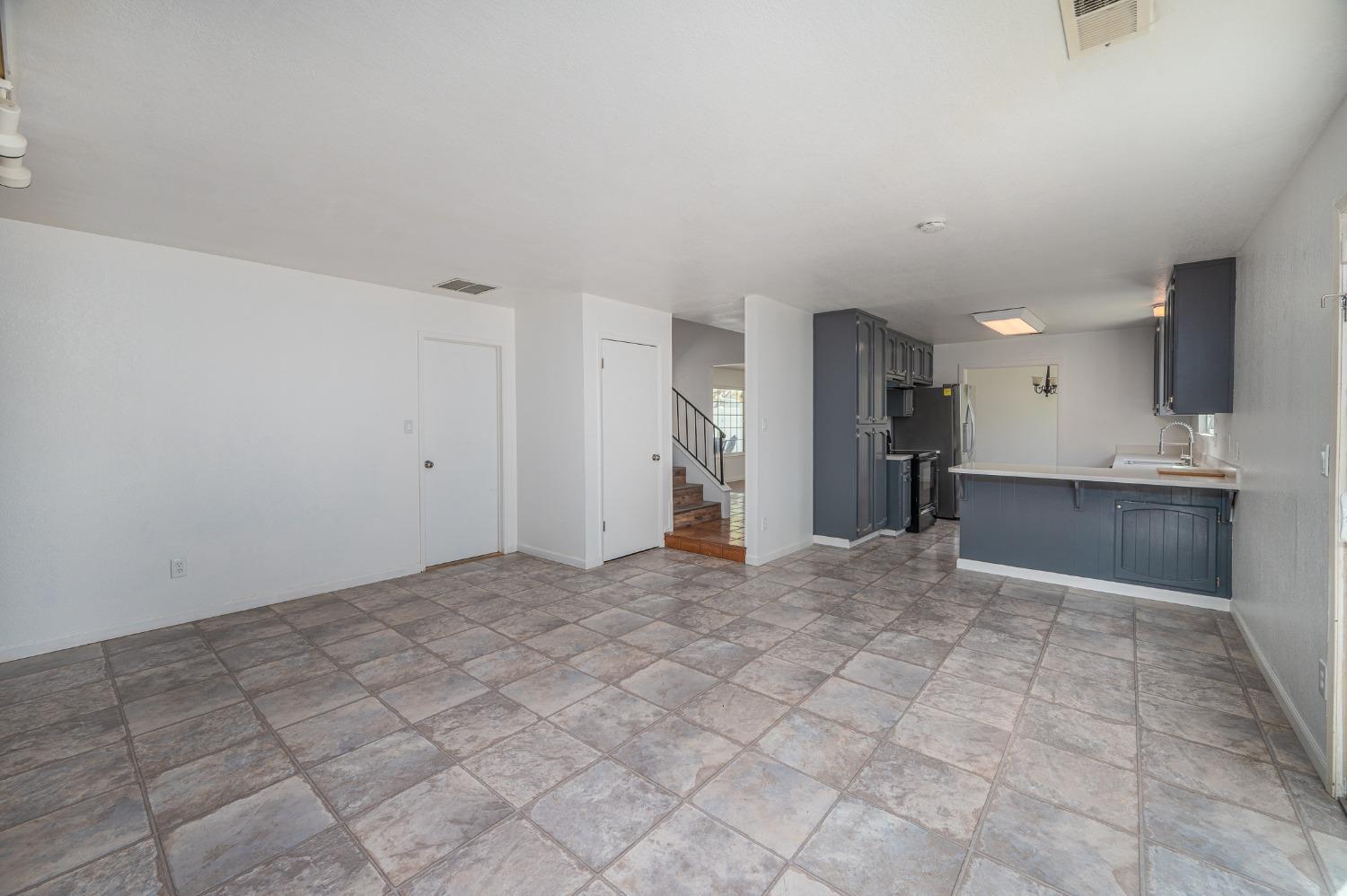 Detail Gallery Image 13 of 50 For 2104 Golden Leaf Ct, Modesto,  CA 95355 - 4 Beds | 2/1 Baths