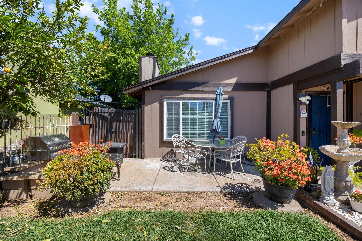 Detail Gallery Image 4 of 32 For 7637 Maralee Way, Sacramento,  CA 95824 - 4 Beds | 2 Baths