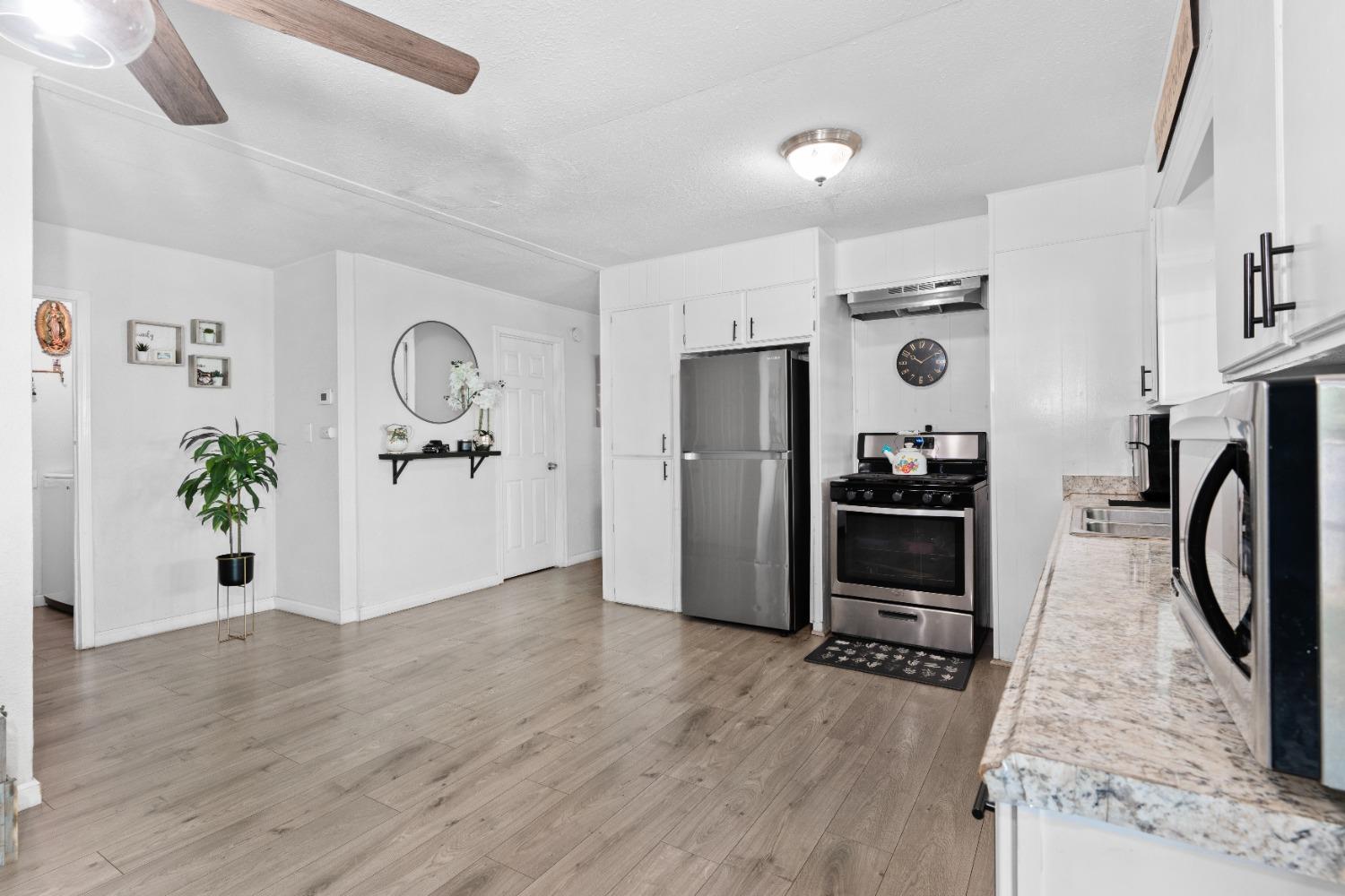 Detail Gallery Image 2 of 31 For 19690 N Hwy 99 27, Acampo,  CA 95220 - 3 Beds | 2 Baths