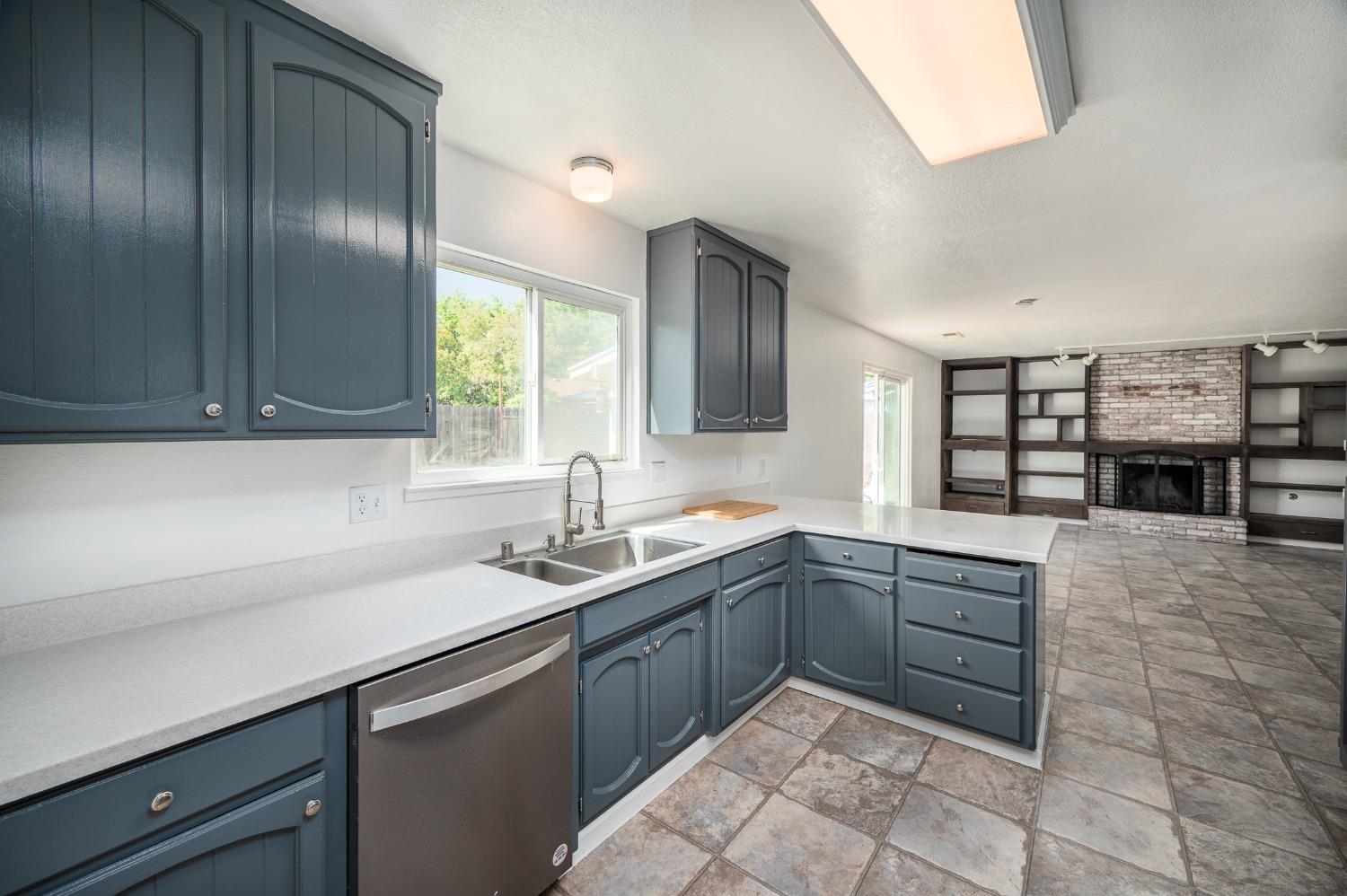Detail Gallery Image 10 of 50 For 2104 Golden Leaf Ct, Modesto,  CA 95355 - 4 Beds | 2/1 Baths