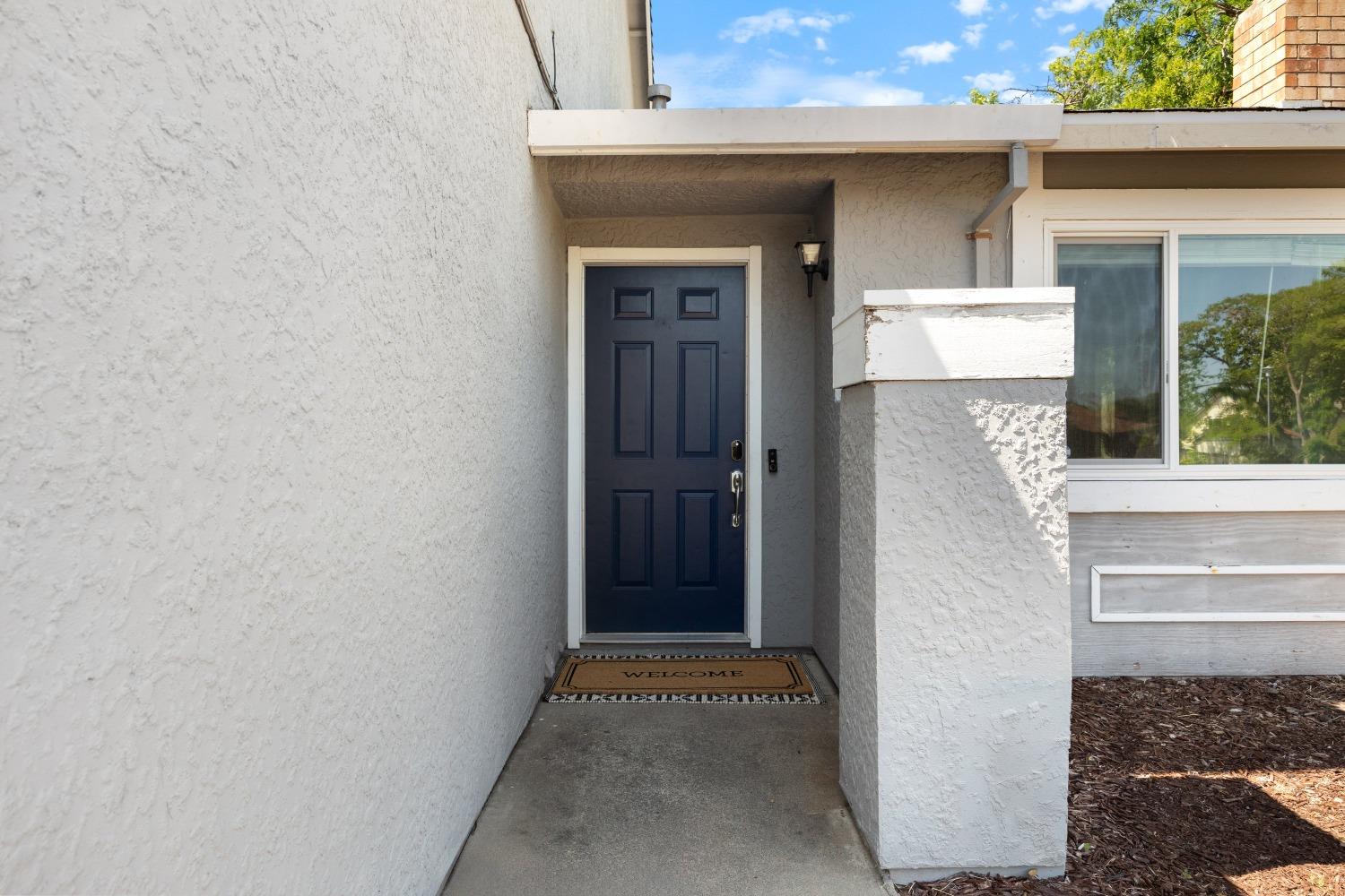 Detail Gallery Image 3 of 33 For 7055 Woodrick Way, Sacramento,  CA 95842 - 4 Beds | 2/1 Baths
