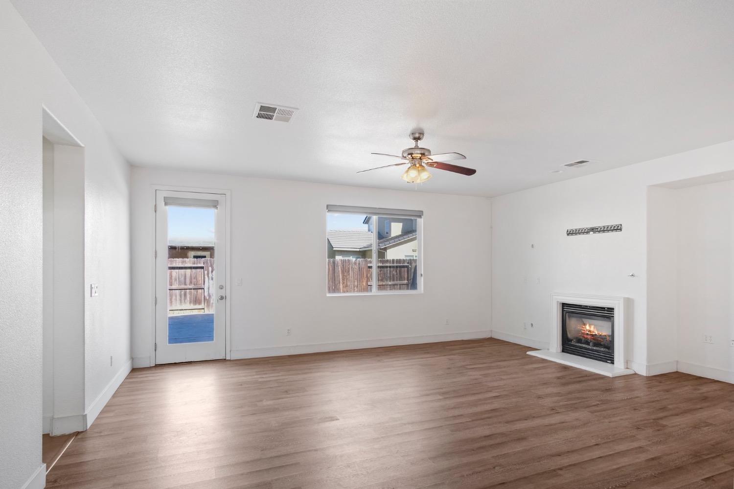 Detail Gallery Image 10 of 36 For 456 Meadow Creek Dr, Patterson,  CA 95363 - 5 Beds | 4/1 Baths