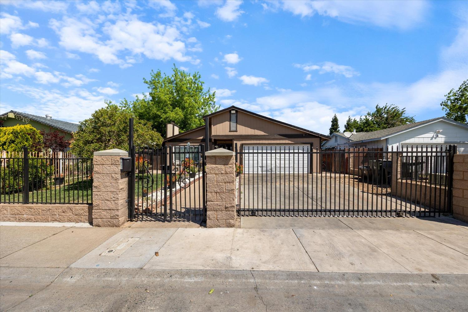 Detail Gallery Image 2 of 32 For 7637 Maralee Way, Sacramento,  CA 95824 - 4 Beds | 2 Baths