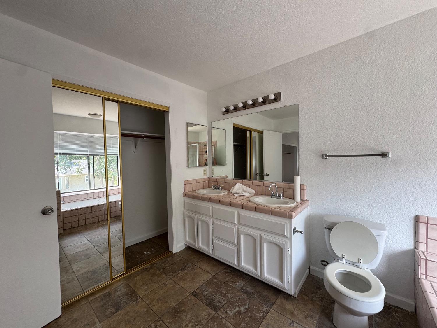Detail Gallery Image 14 of 21 For 2036 Sheldon Dr, Modesto,  CA 95350 - 4 Beds | 2/1 Baths