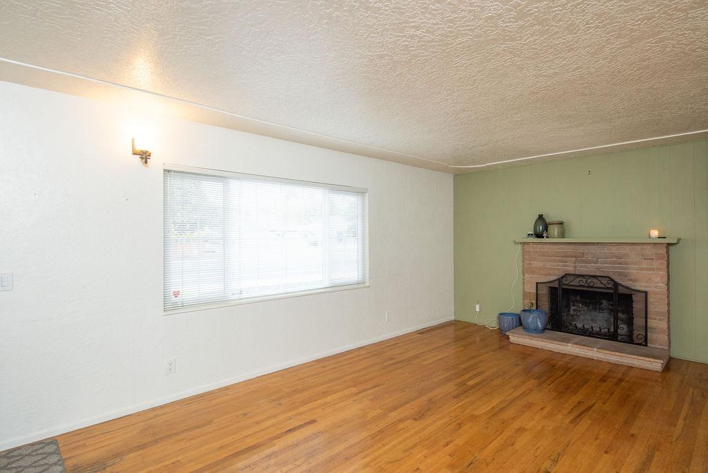 Detail Gallery Image 5 of 28 For 871 E D St, Oakdale,  CA 95361 - 3 Beds | 2 Baths