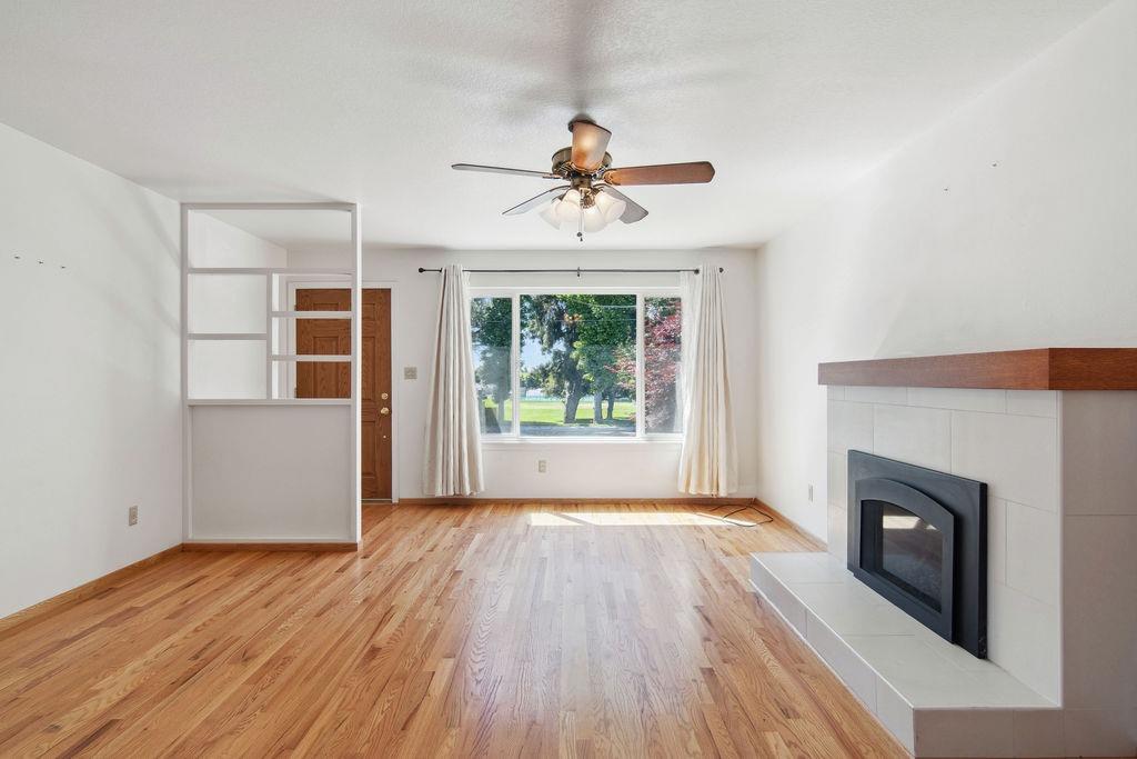 Detail Gallery Image 2 of 27 For 990 E C St, Oakdale,  CA 95361 - 3 Beds | 2 Baths