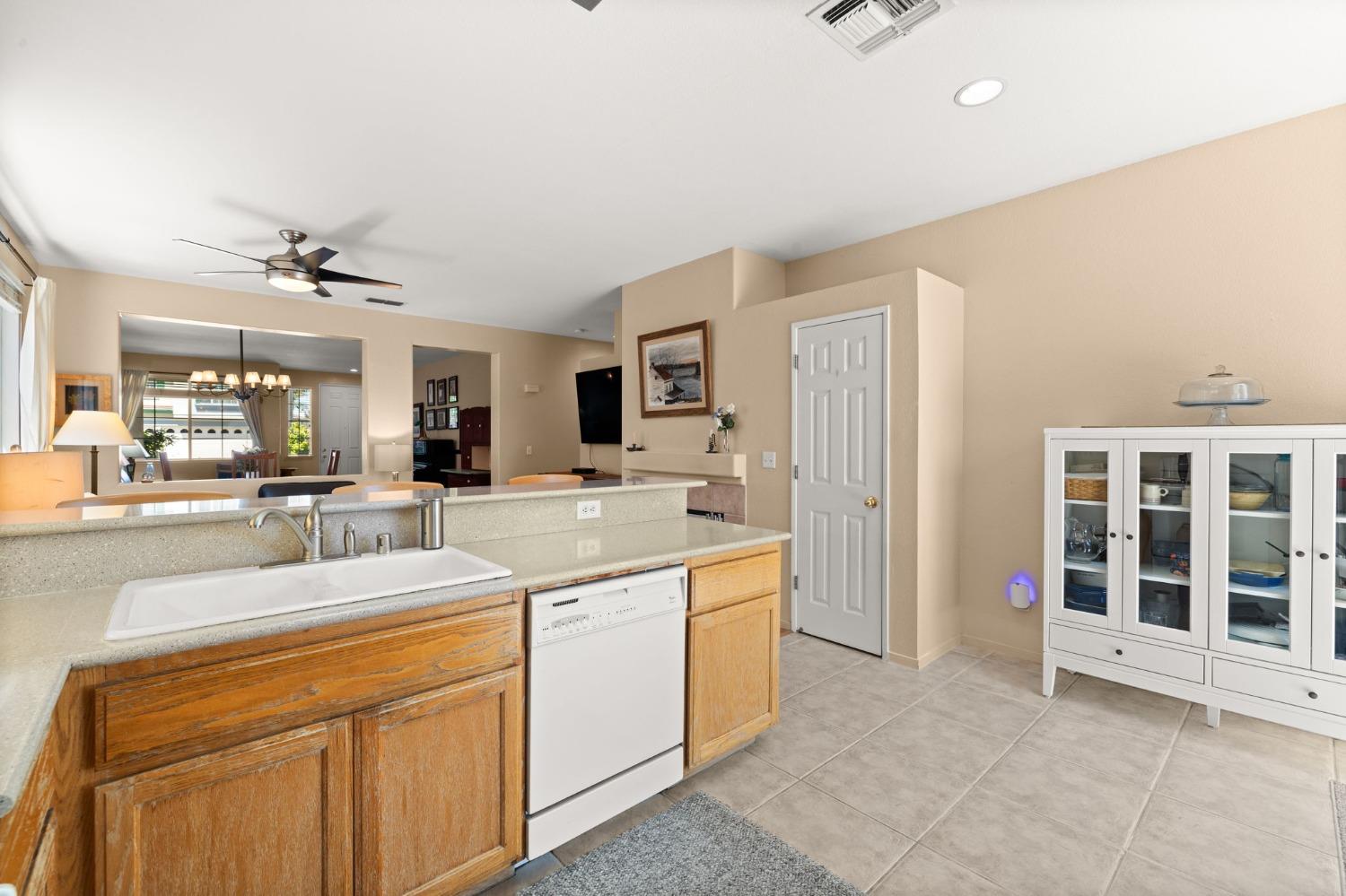 Detail Gallery Image 5 of 39 For 6504 Trailride Way, Citrus Heights,  CA 95621 - 3 Beds | 2 Baths