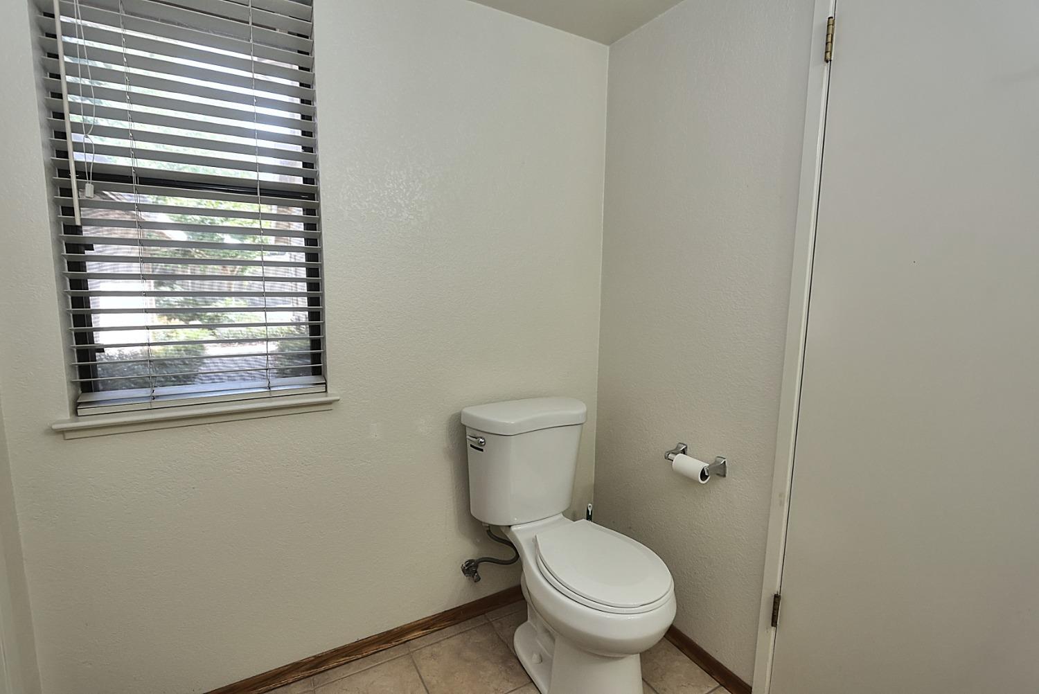 Detail Gallery Image 24 of 69 For 1982 University Park Dr, Sacramento,  CA 95825 - 3 Beds | 2/1 Baths