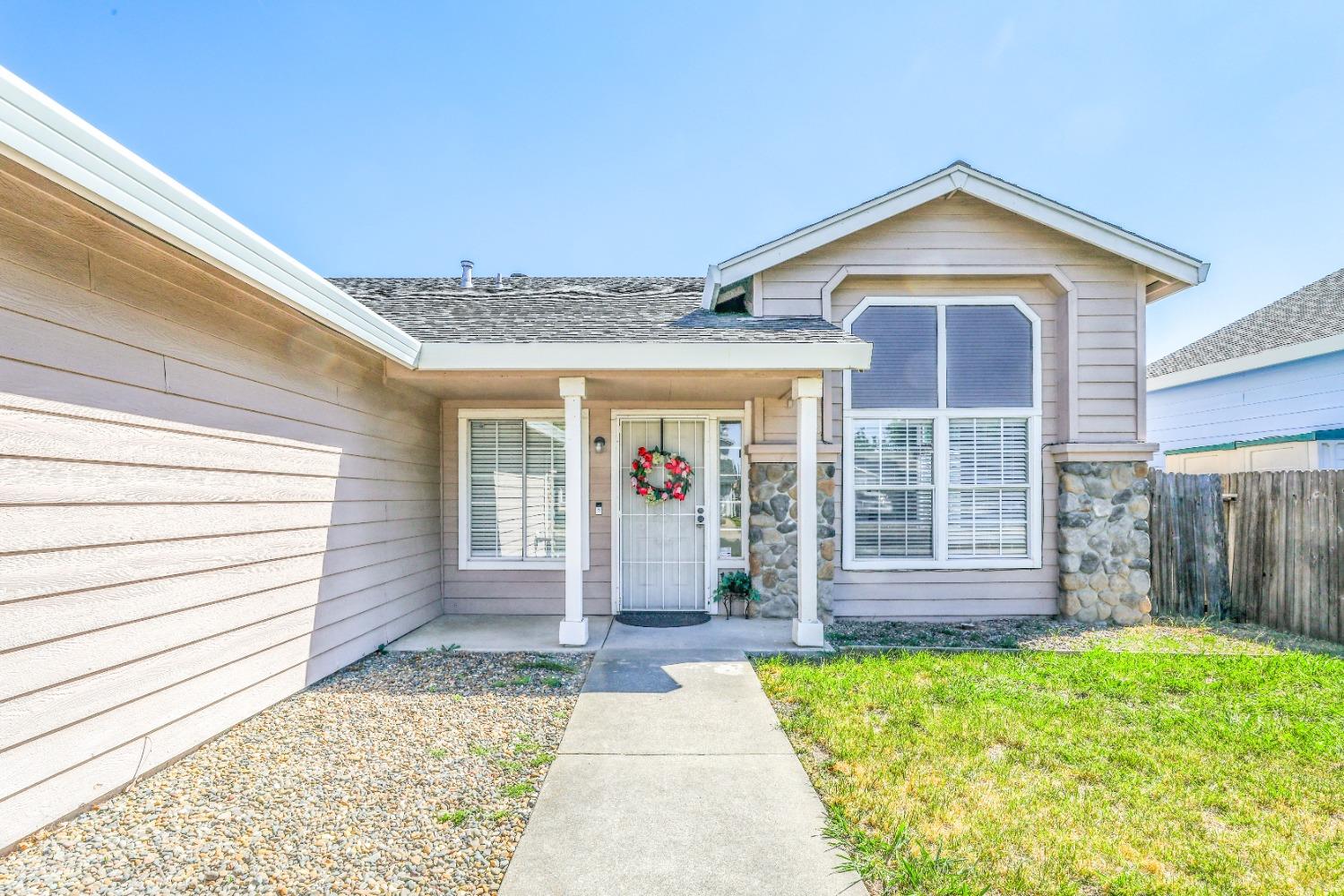 Detail Gallery Image 4 of 31 For 5521 Rightwood Way, Sacramento,  CA 95823 - 4 Beds | 2 Baths