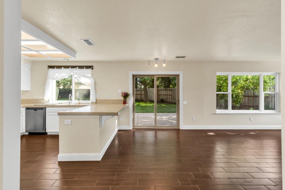 Detail Gallery Image 8 of 37 For 5209 Copper Ridge Way, Antelope,  CA 95843 - 4 Beds | 2/1 Baths
