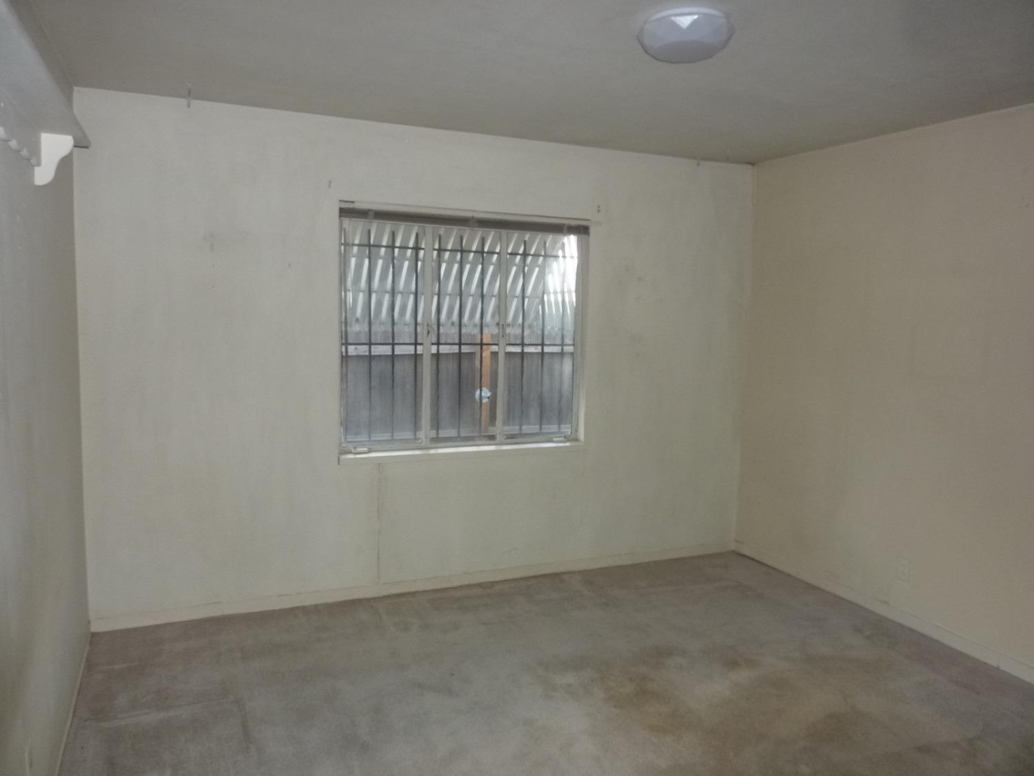 Detail Gallery Image 4 of 15 For 2059 Country Club Blvd, Stockton,  CA 95204 - 3 Beds | 1 Baths
