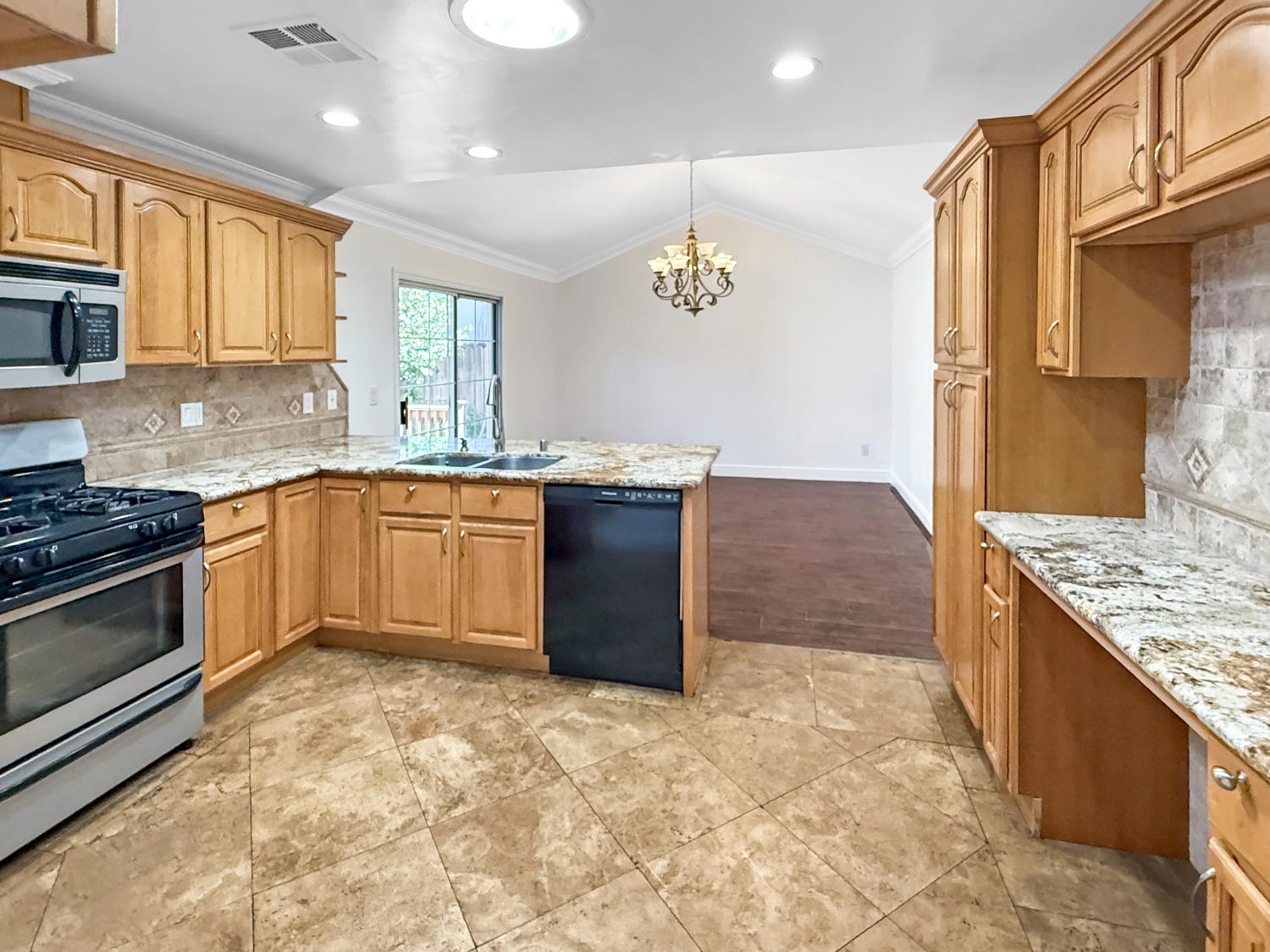 Detail Gallery Image 5 of 27 For 4169 Birdwell Way, North Highlands,  CA 95660 - 3 Beds | 2 Baths